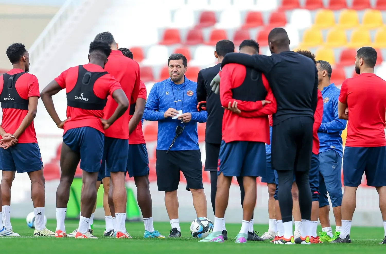 كوزمين كونترا مدرب ضمك خلال التدريبات الجماعية للفريق (الشرق الأوسط) 