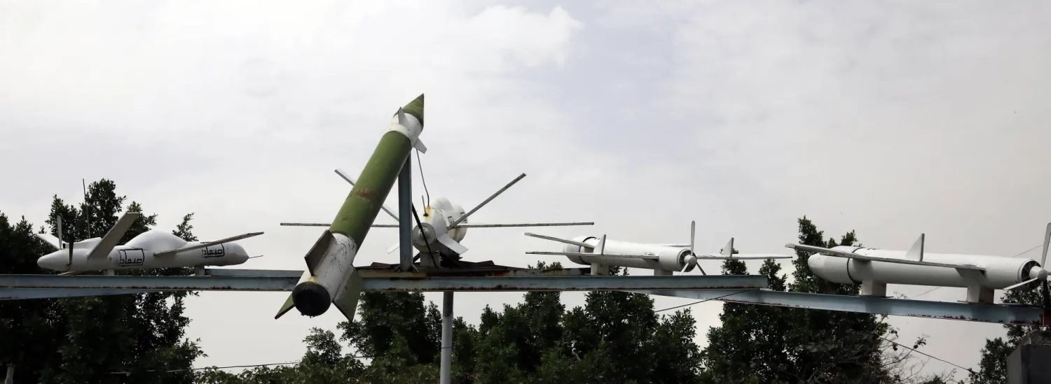 مجسمات لطائرات مسيرة وصواريخ حوثية معروضة بساحة في صنعاء (إ.ب.أ)