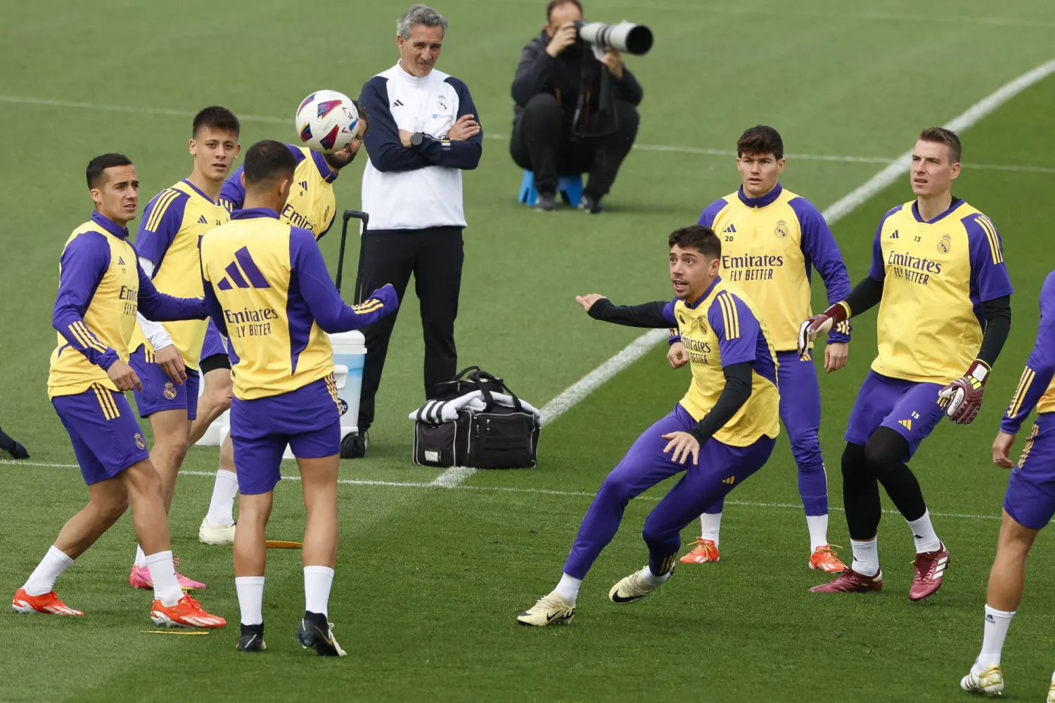 لاعبو ريال مدريد خلال التدريب قبل مواجهة البايرن الصعبة ذهابا في ميونيخ (ا ب ا)