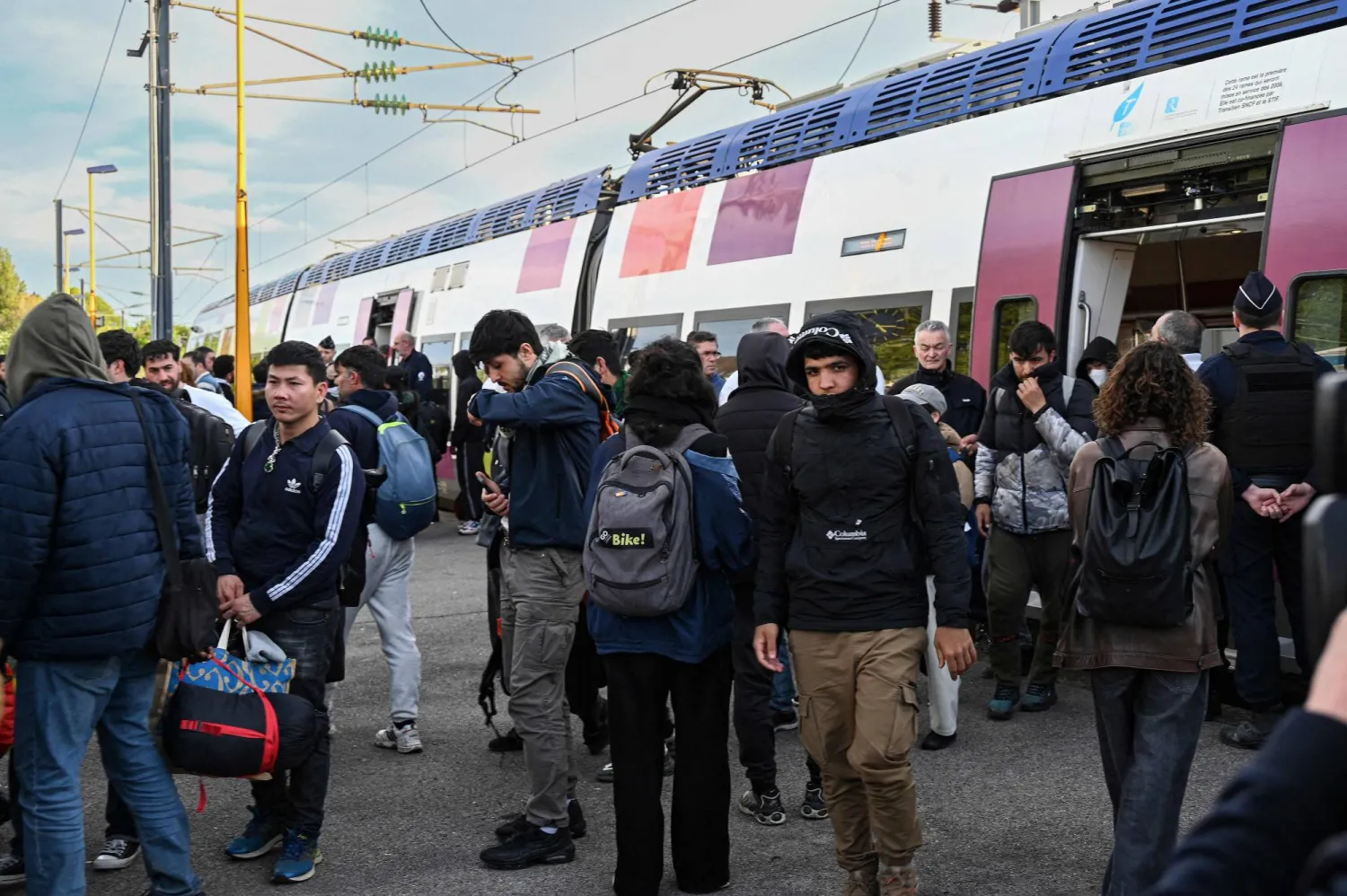 رجال الشرطة الفرنسية في محطات القطارات (أ.ف.ب)