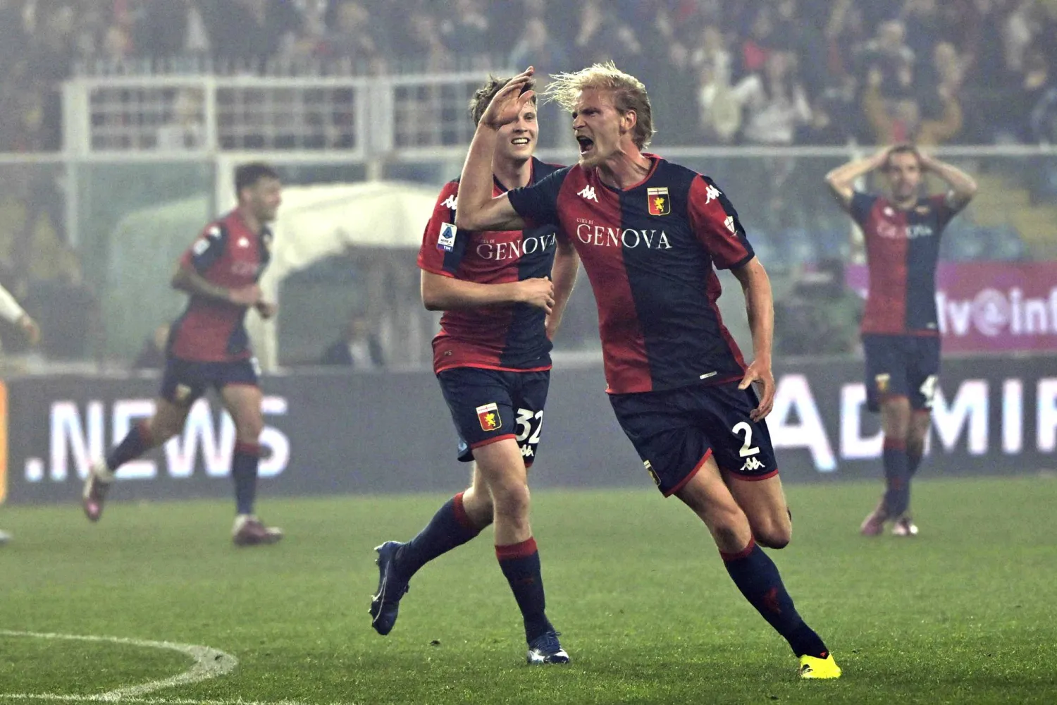 مورتن ثورسباي يحتفل بتسجيل هدف جنوى الأول (أ.ب)