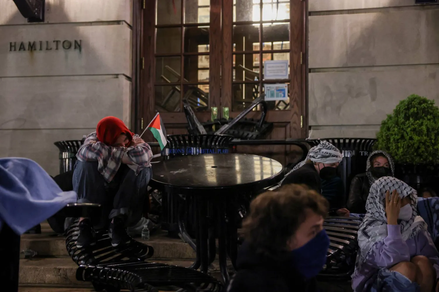 متظاهرون مؤيدون للفلسطينيين بجامعة كولومبيا يسيطرون على مبنى داخل الحرم الجامعي (رويترز)