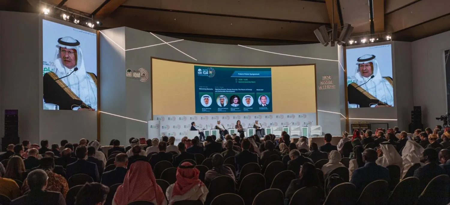 وزير الطاقة متحدثاً للحضور في الجلسة الحوارية على هامش احتفالات اليوبيل الذهبي لمجموعة البنك الإسلامي للتنمية (الشرق الأوسط)