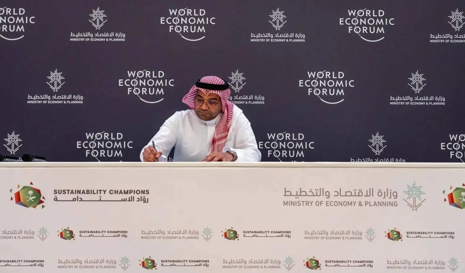 أحد مسؤولي مجموعة «روشن» خلال توقيع اتفاقية الانضمام إلى برنامج «رواد الاستدامة» (الشرق الأوسط)