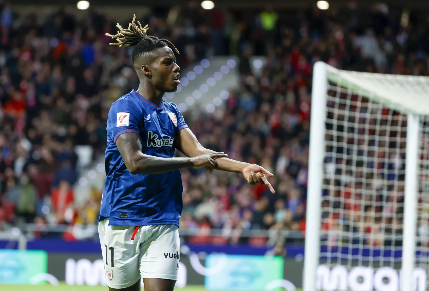 ويليامز يشير إلى لون بشرته بغضب بسبب إساءات عنصرية من قبل جماهير أتليتكو مدريد (إ.ب.أ)