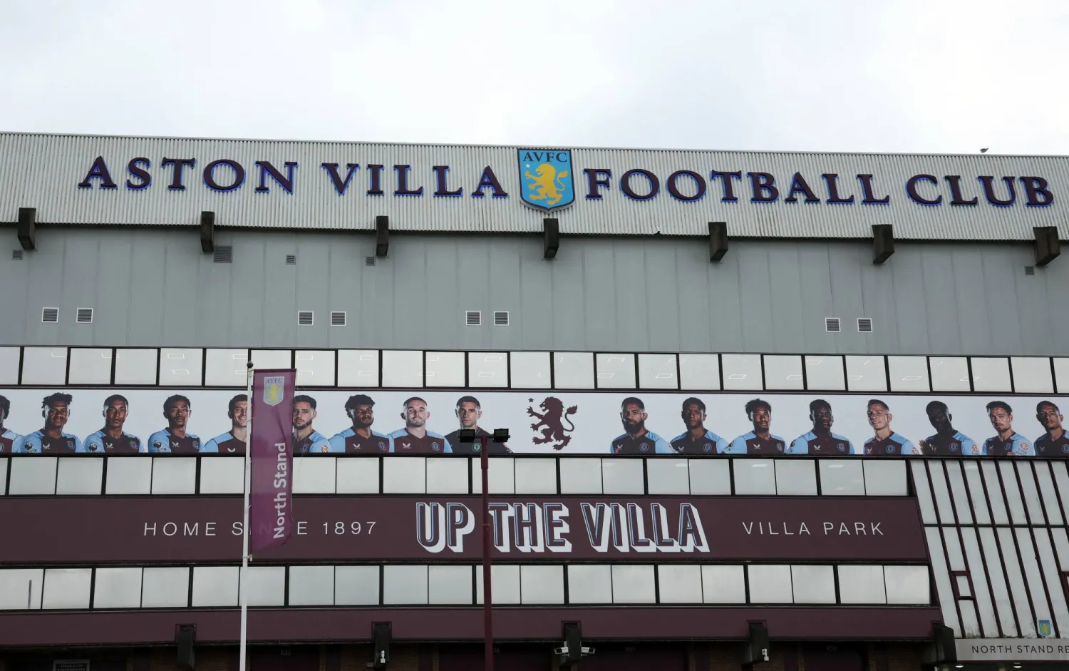 أستون فيلا إنضم لقطبي مانشستر بمعارضة فكرة وضع سقف لإنفاق الأندية (رويترز)