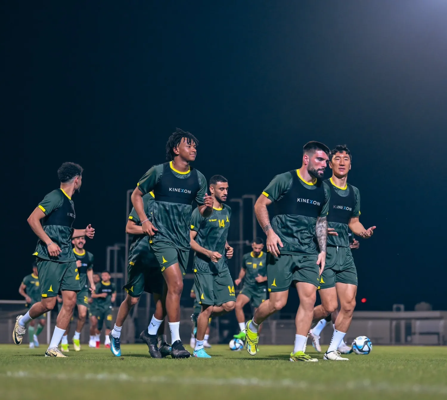 جانب من استعدادات الخليج للمباراة (الخليج)