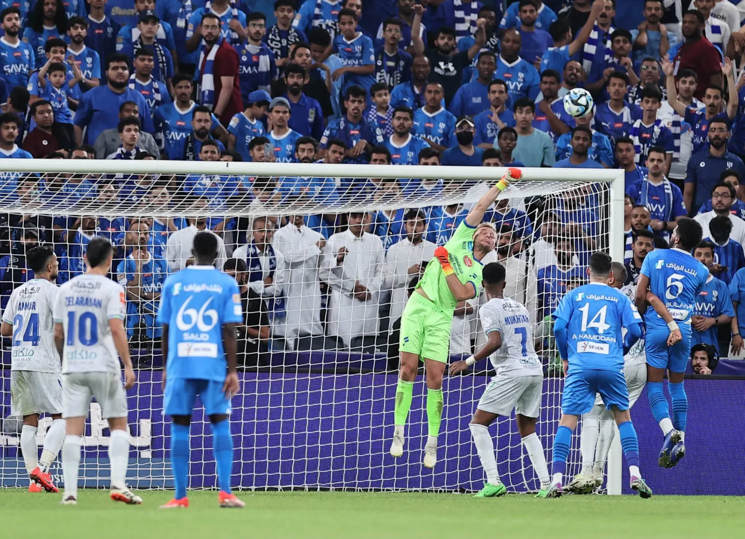 من مباراة الهلال الدورية أمام الفتح (تصوير: سعد العنزي)