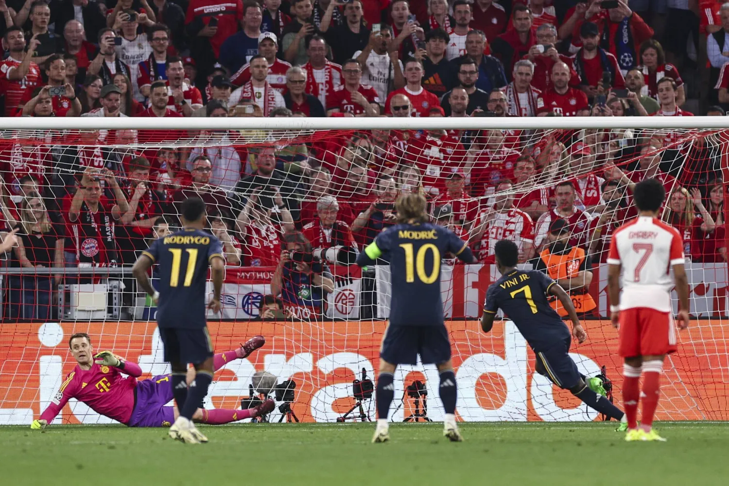 فينيسيوس أثناء تسجيله هدف التعادل للريال من ضربة جزاء (إ.ب.أ)