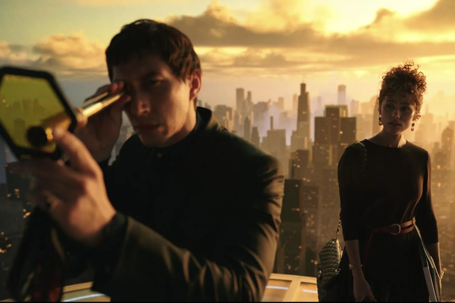 Megalopolis daha önce filmin bütçesinin önemli ölçüde arttığı ve ekipteki herkesin ya kovulduğu ya da istifa ettiği haberleriyle manşetlere taşınmıştı (American Zoetrope)
