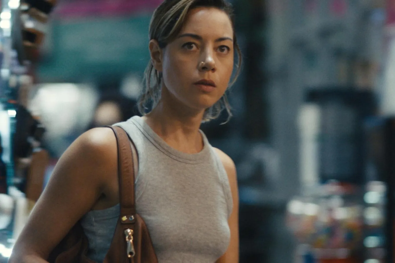 Suçlu Emily, dünya prömiyerini 24 Ocak 2022'de 38. Sundance Film Festivali'nde yapmış ve büyük beğeni kazanmıştı (Roadside Attractions)