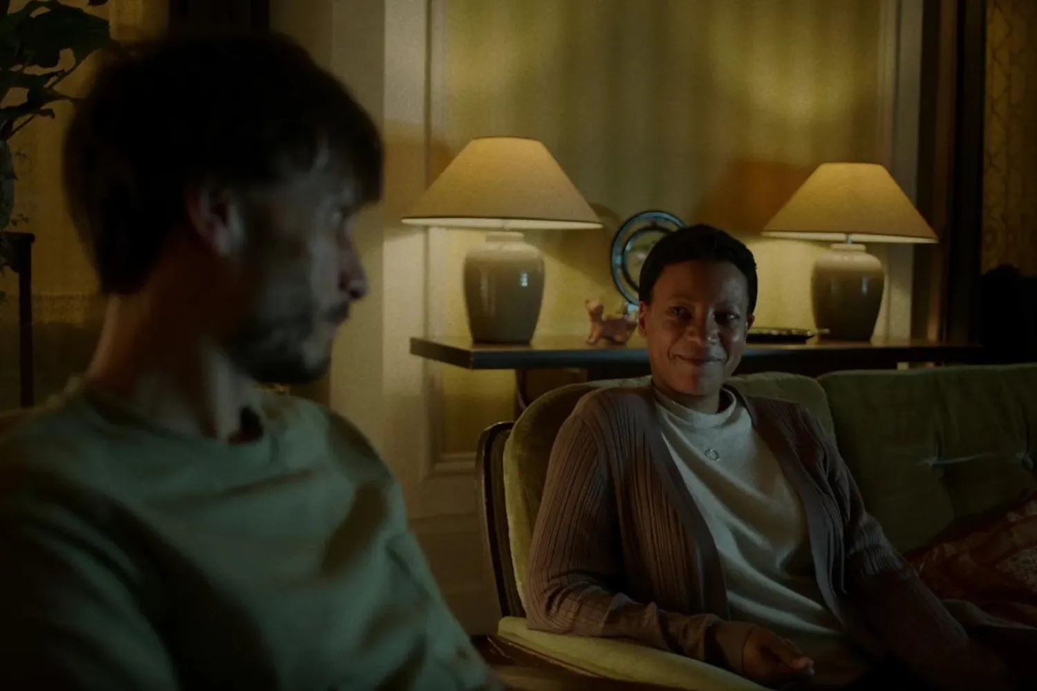 Senarist Richard Gadd, başrolleri Jessica Gunning ve Nava Mau'yla paylaşıyor (Netflix)
