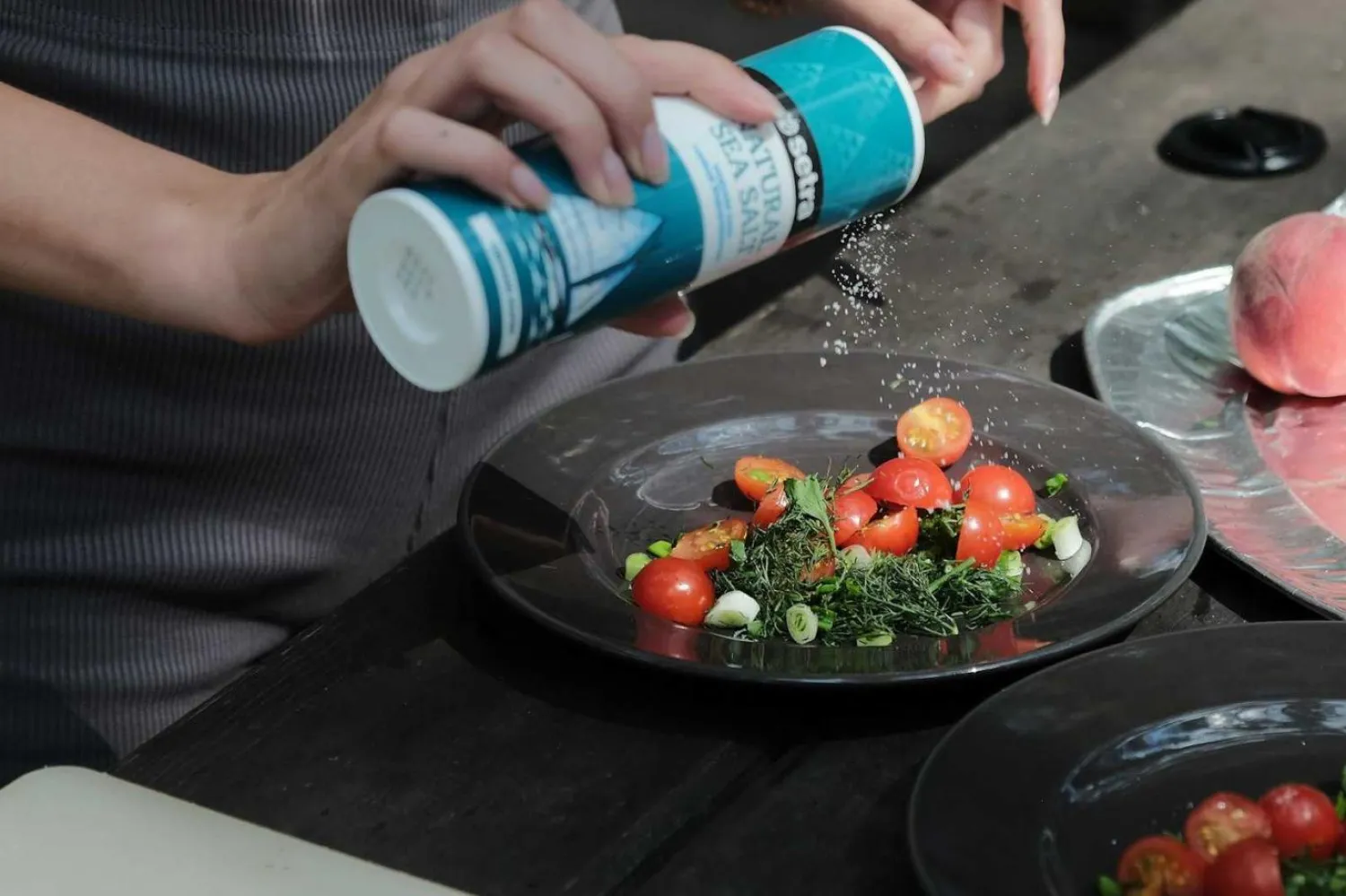 Dünya Sağlık Örgütü günlük tuz tüketiminin 5 gramın altında olması gerektiğini belirtirken Türkiye ortalaması 9,9 gramı buluyor (Unsplash)