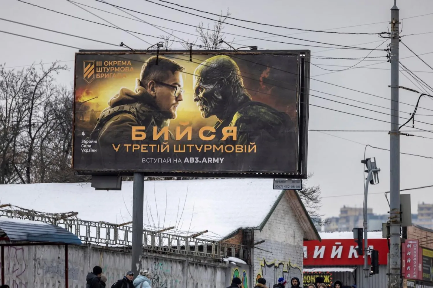 Kiev yönetimi, ülkenin farklı noktalarındaki reklam panolarında askerlik afişleri yayımlıyor (Reuters)