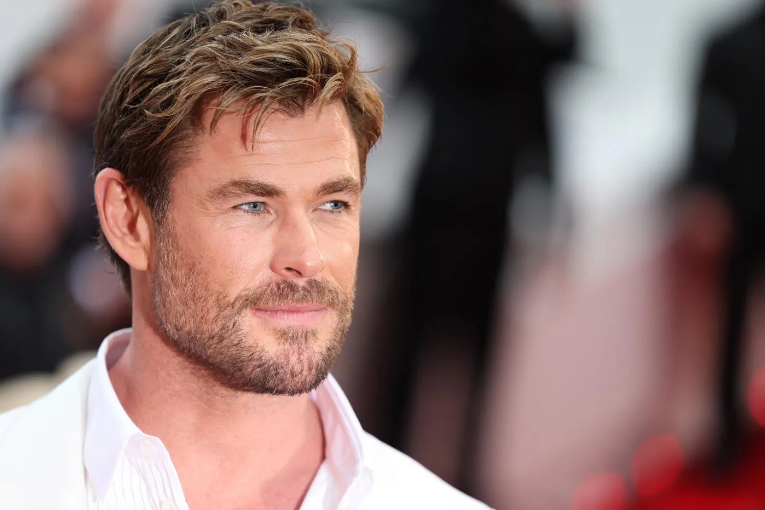 Chris Hemsworth, 15 Mayıs 2024'te Fransa'nın Cannes kentinde düzenlenen 77. Cannes Film Festivali'nde Furiosa: Bir Mad Max Destanı'nın kırmızı halısından ayrılıyor (Reuters)