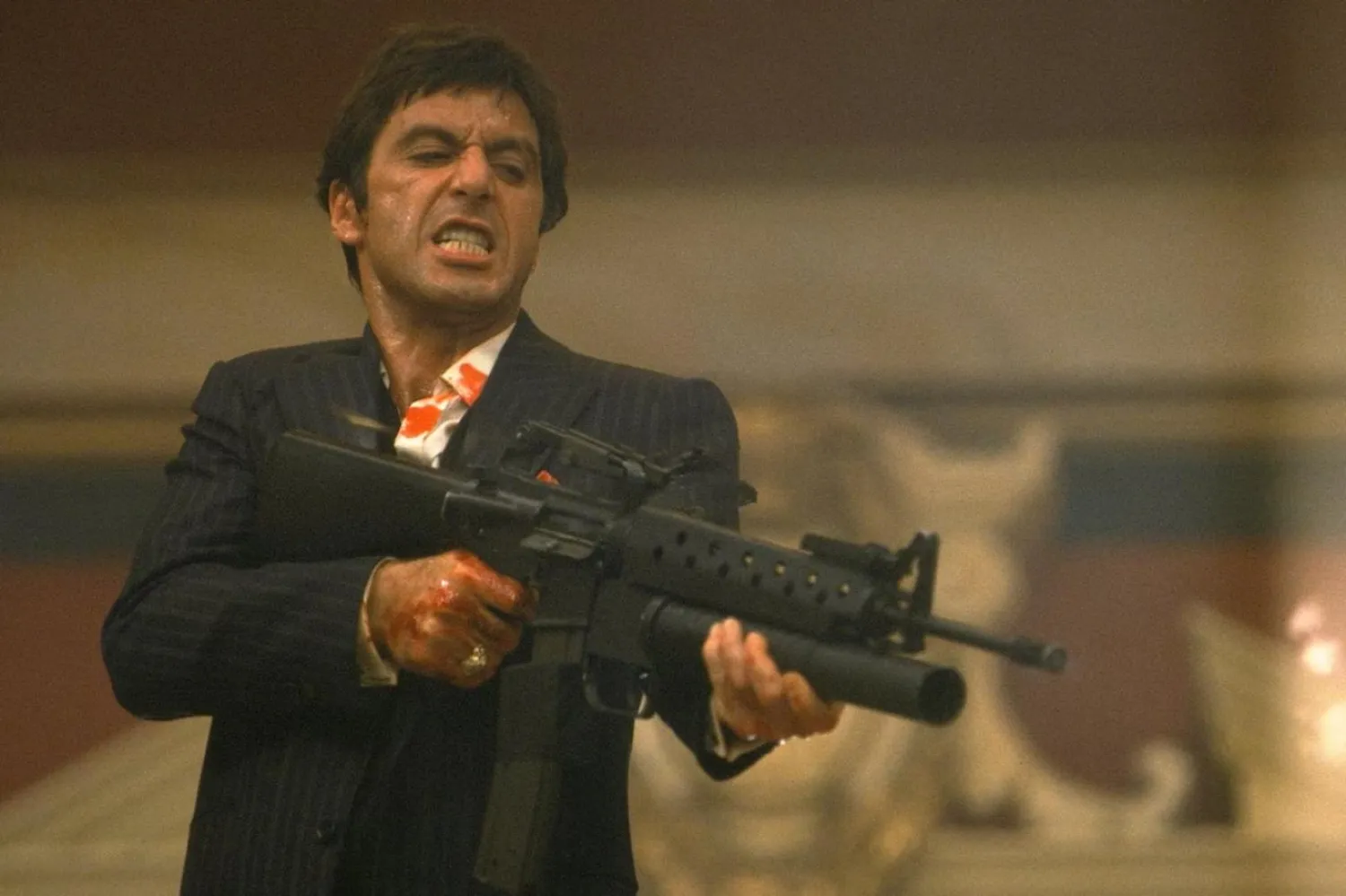 Brian De Palma'nın yönettiği 1983 yapımı Yaralı Yüz'de başroldeki Al Pacino'ya Michelle Pfeiffer ve Steven Bauer eşlik etmişti (Universal)