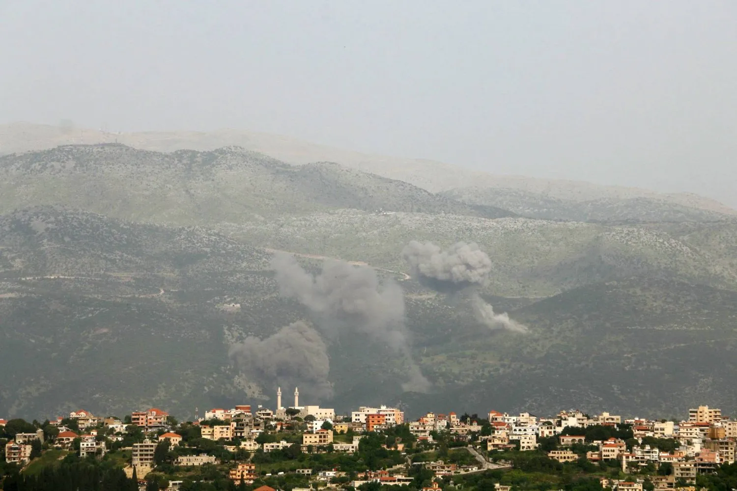 İsrail'in Lübnan'ın güneyindeki Kfar Shuba köyüne düzenlediği baskının ardından r yükselen dumanla (Arşiv- AFP)