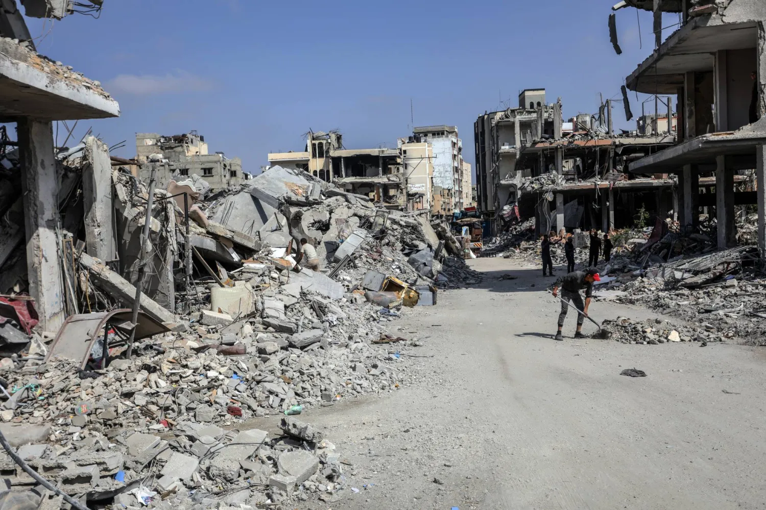 الفلسطينيون يعودون إلى منازلهم المدمرة بعد انسحاب الجيش الإسرائيلي من الحي النمساوي في خان يونس (د.ب.أ)