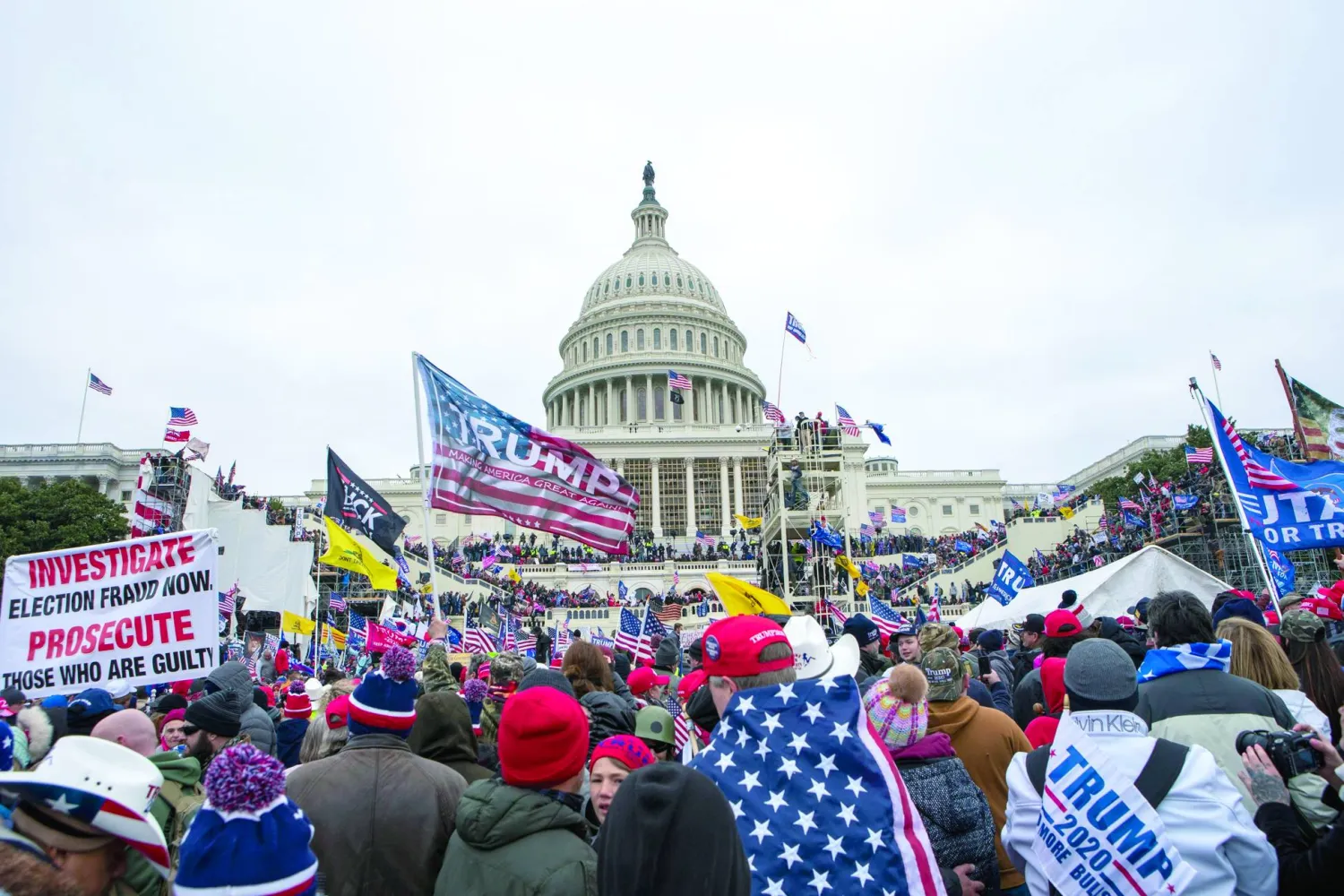 مناصرو ترمب أمام «الكابيتول» يوم اقتحامه في 6 يناير 2021 (أ.ب)
