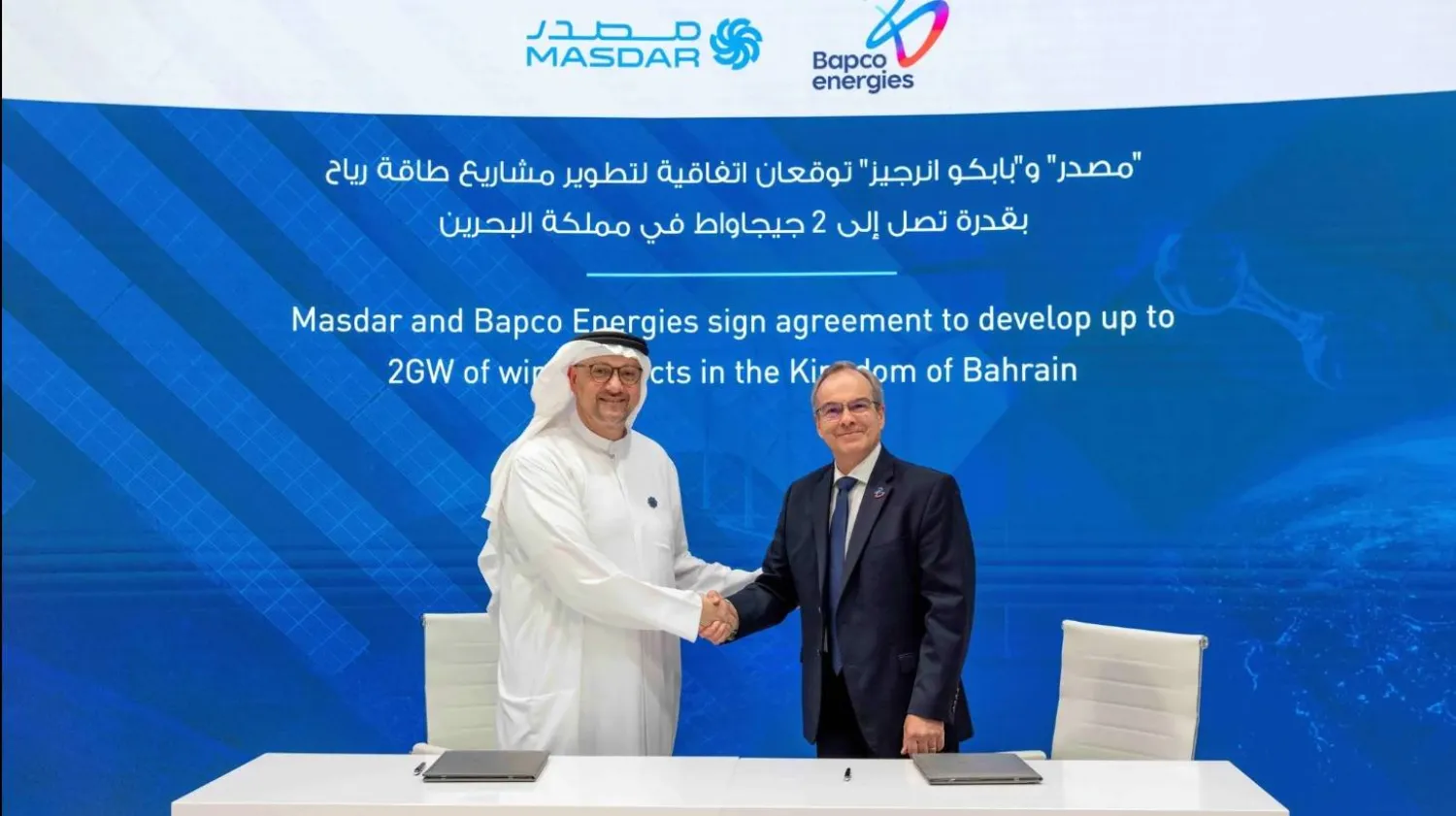 محمد الرمحي الرئيس التنفيذي لشركة «مصدر» ومارك توماس رئيس مجموعة «بابكو إنرجيز» خلال توقيع الاتفاقية (الموقع الإلكتروني لشركة مصدر)