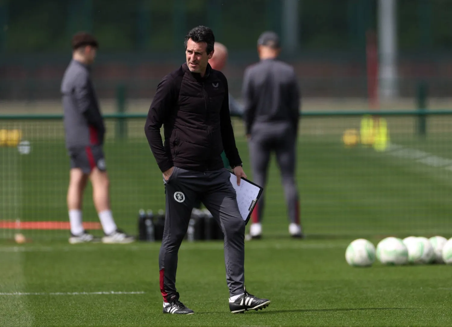 ماكغين قال إن إيمري مهووس بكرة القدم ويريدنا أن نصبح مثله (رويترز)