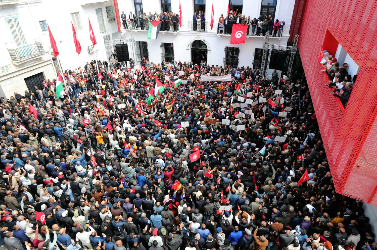 جانب من المسيرة العمالية التي جابت شوارع العاصمة وصولاً إلى شارع الحبيب بورقيبة الرئيسي (إ.ب.أ)