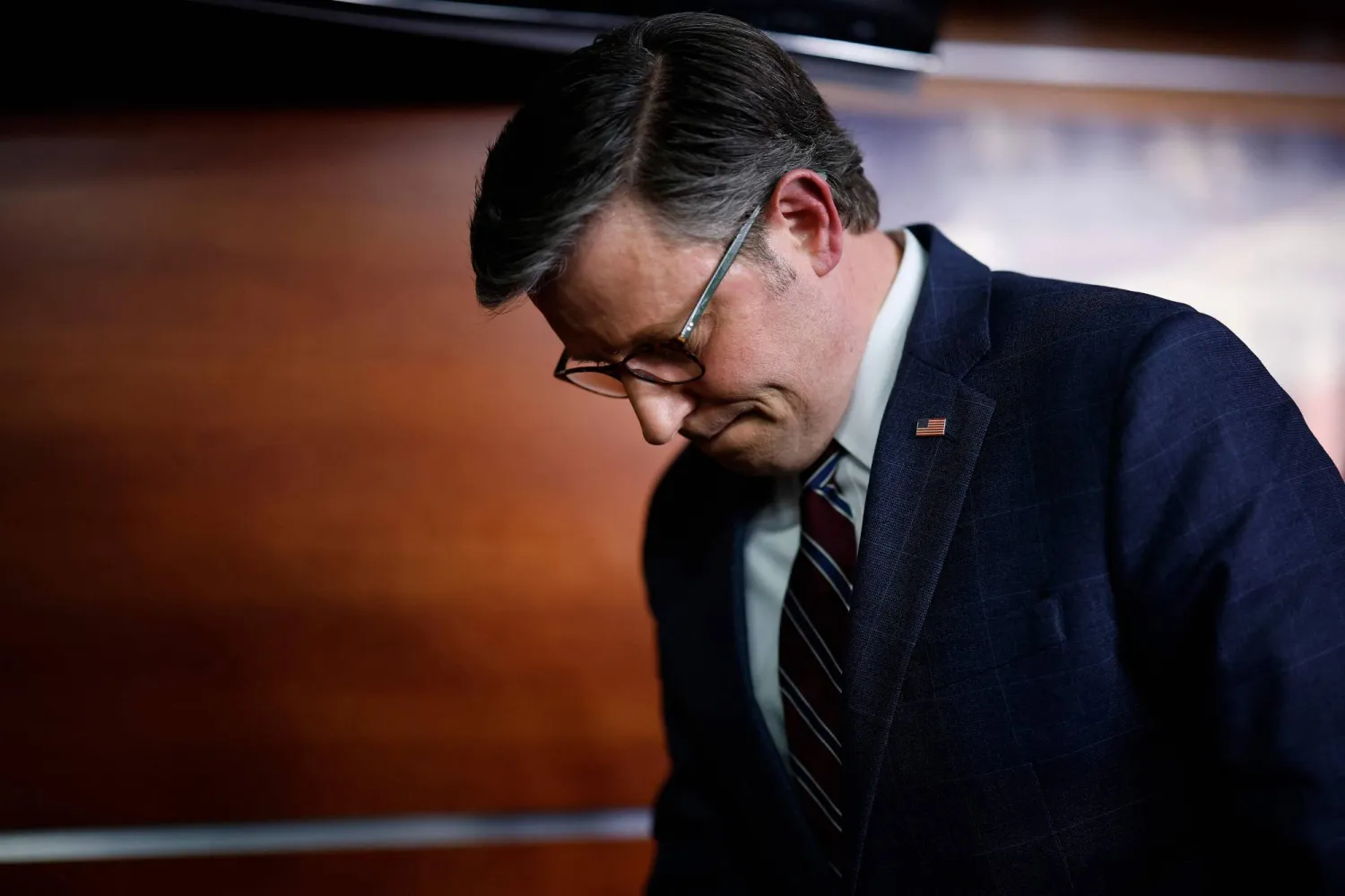 جونسون يغادر مؤتمراً صحافياً في الكونغرس في 30 أبريل 2024 (أ.ف.ب)