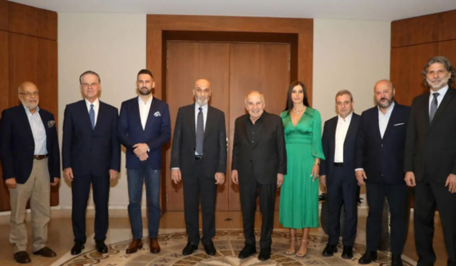 لقاء سابق يجمع رئيس «القوات» سمير جعجع وعدداً من نواب كتلته مع وفد من نواب «الاشتراكي» برئاسة النائب تيمور جنبلاط (الوكالة الوطنية)