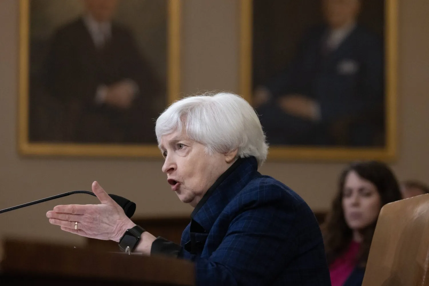 وزيرة الخزانة الأميركية جانيت يلين تدلي بشهادتها خلال جلسة استماع بمجلس النواب الأميركي في الكابيتول هيل في العاصمة الأميركية واشنطن 30 أبريل 2024 (إ.ب.أ)