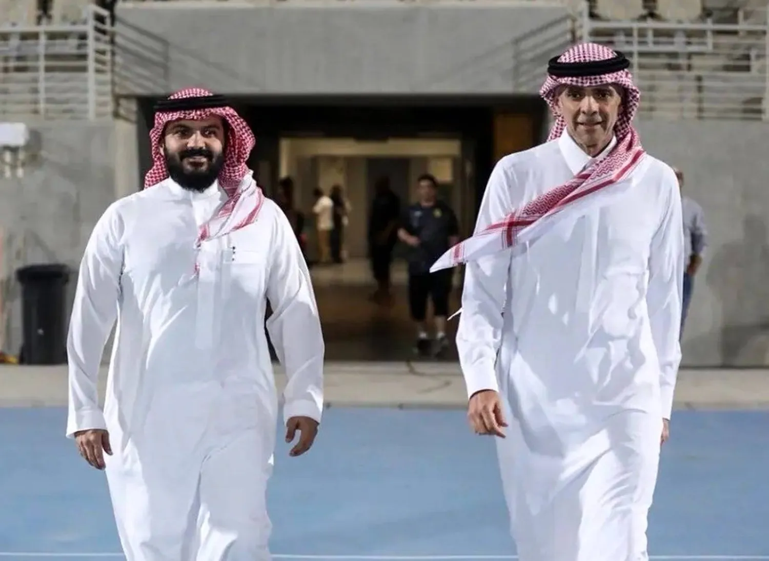 أنمار الحائلي في لقطة سابقة مع لؤي ناظر المرشح القادم لرئاسة نادي الاتحاد (الشرق الأوسط)