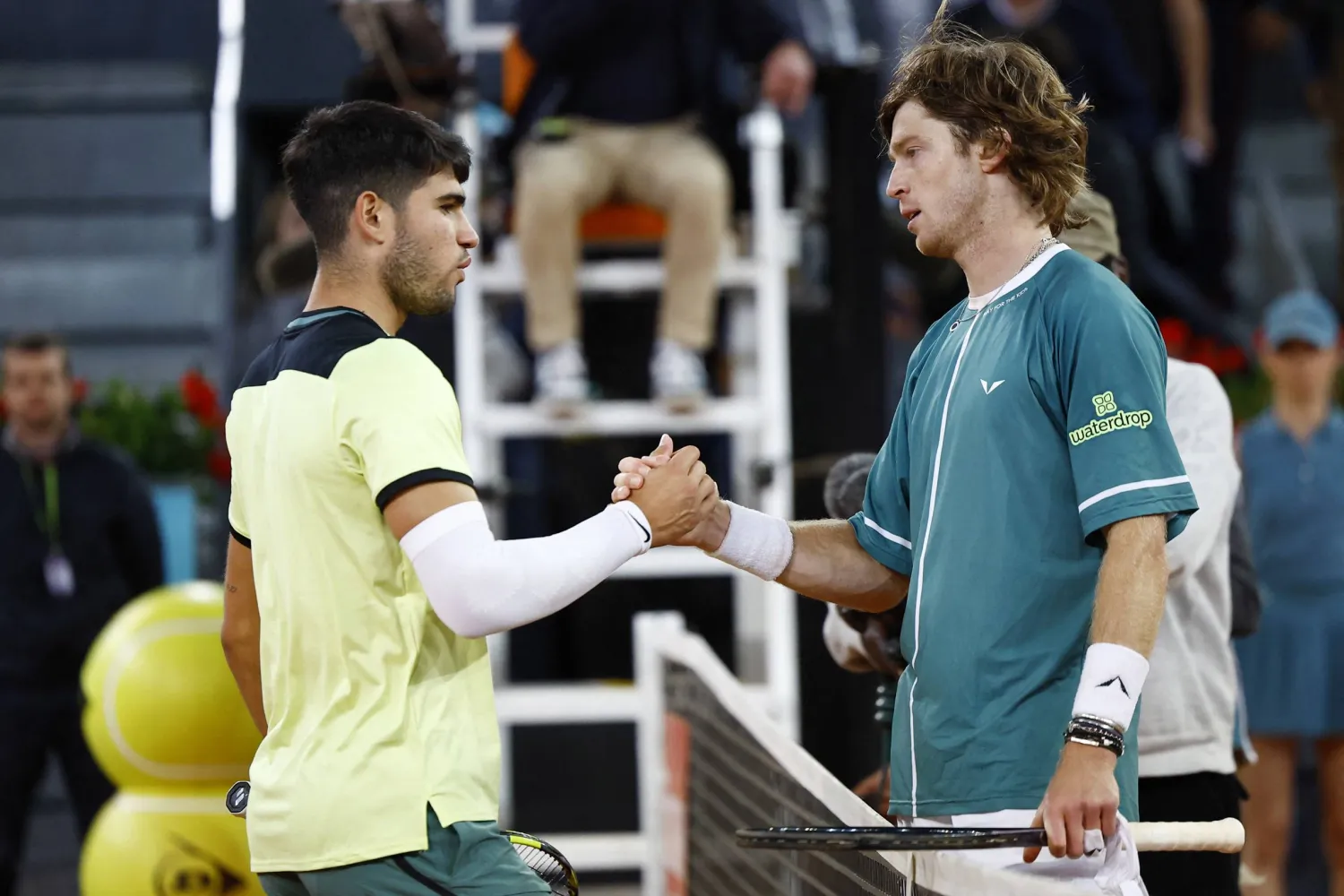 الروسي أندريه روبليف والإسباني ألكاراس عقب نهاية المواجهة في ربع نهائي دورة مدريد للتنس (رويترز)