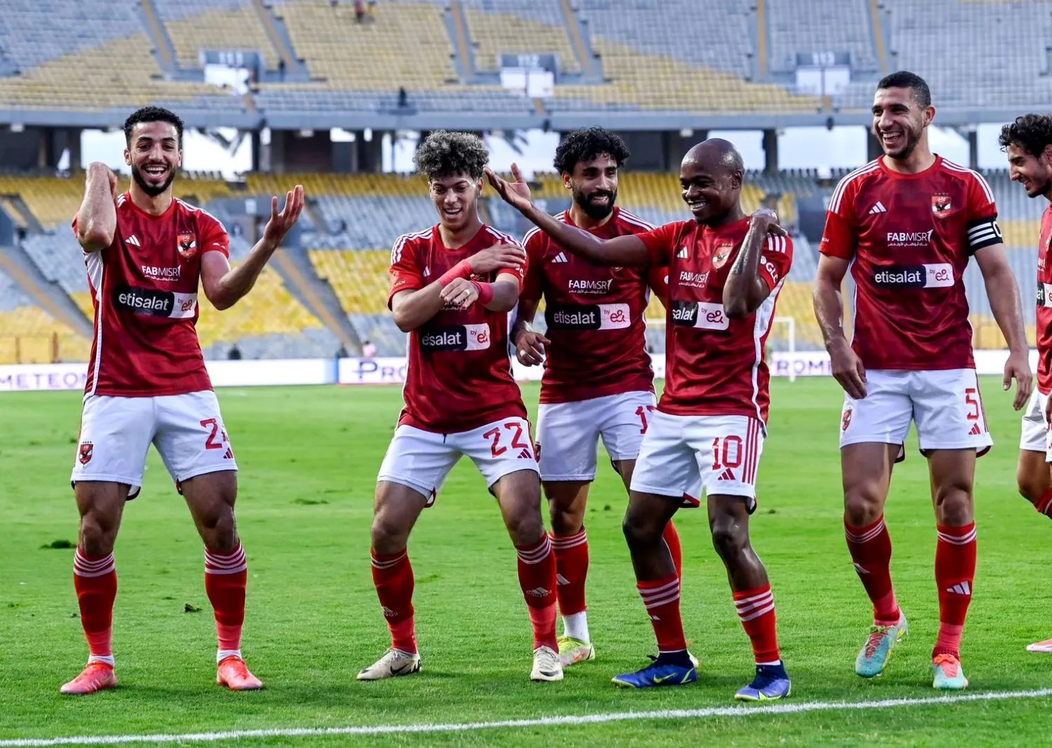 لاعبو الأهلي المصري في فرحة غامرة بفوزهم على الإسماعيلي في الدوري المصري (الشرق الأوسط)