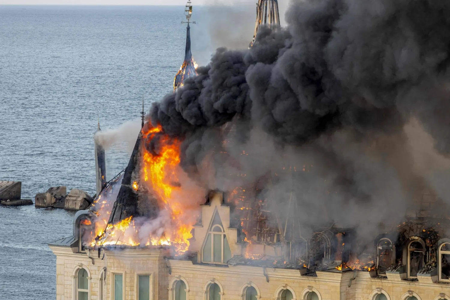 تصاعد الدخان جراء ضربة روسية على مدينة أوديسا الأوكرانية أول من أمس (أ.ف.ب)