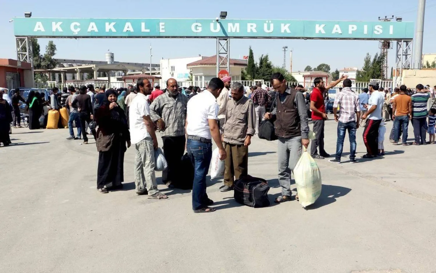 أرشيفية لسوريين ينتظرون أمام بوابة أكتشا قلعة (تل أبيض) للدخول إلى شمال الرقة