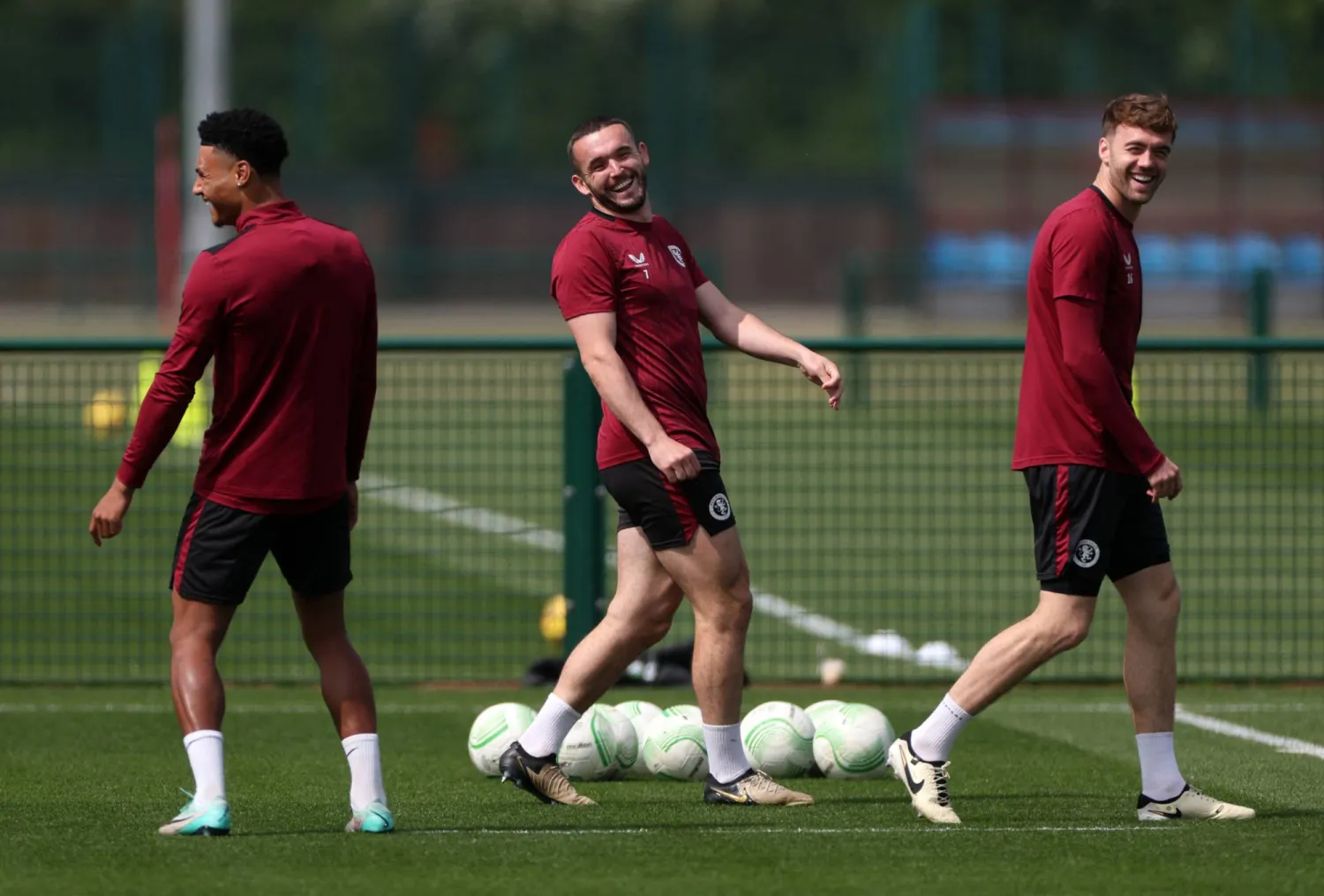 لاعبو أستون فيلا يتطلعون لنقل تألقهم المحلي إلى مسابقة «كونفرنس ليغ» من أجل بطاقة بالنهائي (رويترز)