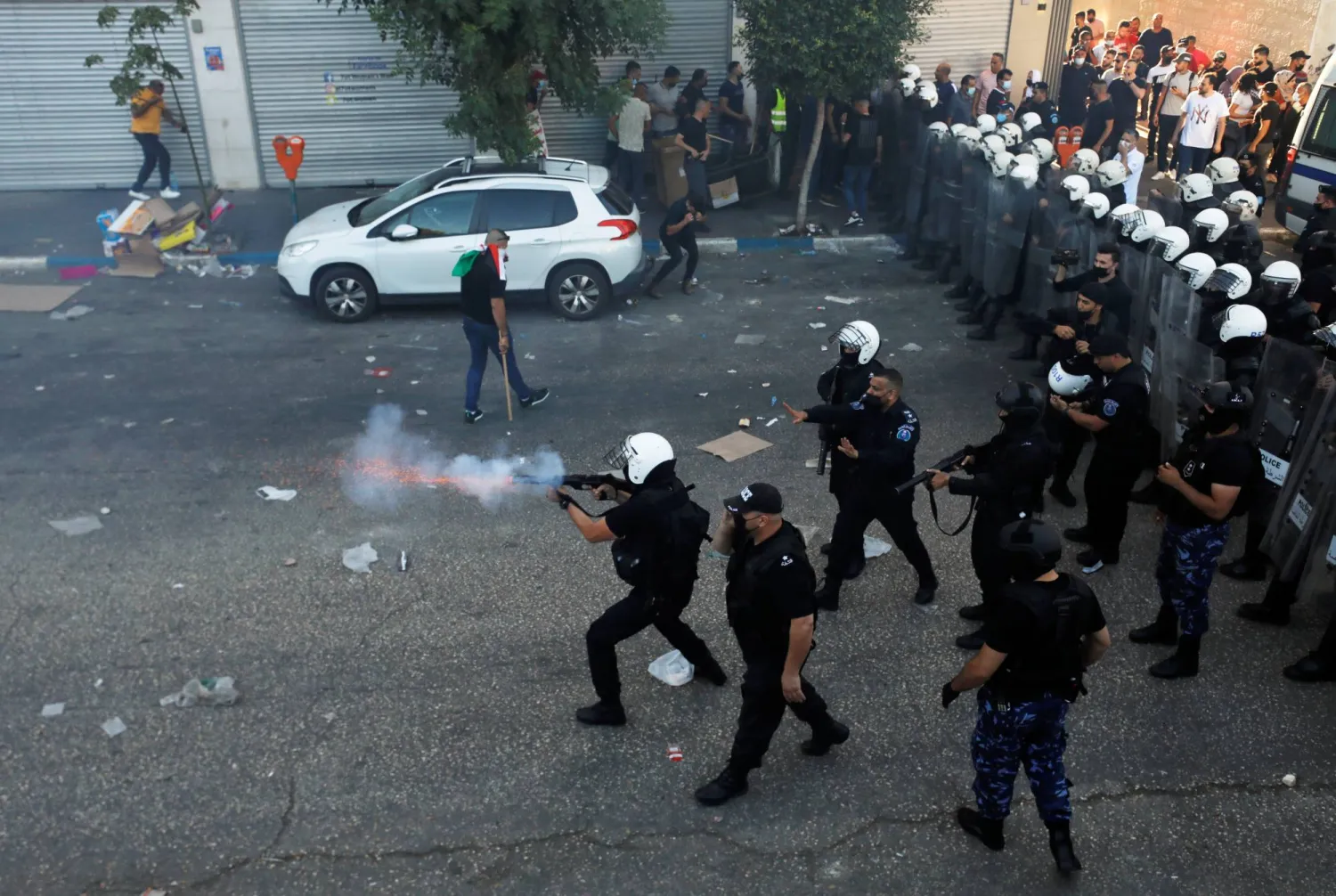بعض المدن الفلسطينية تشهد بين الحين والآخر اشتباكات مسلحة بين أجهزة الأمن ومجموعات من المسلحين (أرشيفية - رويترز)