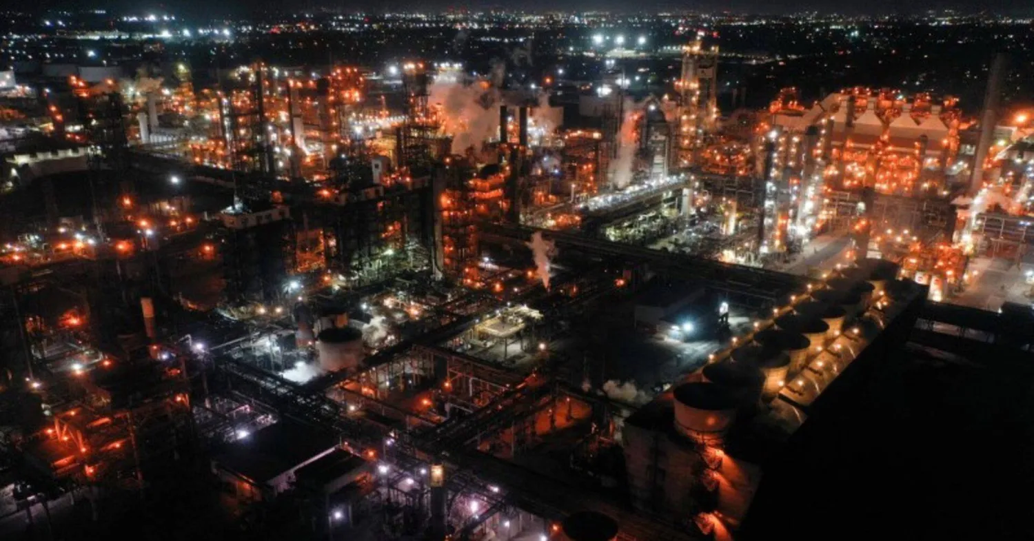 منظر ليلي لمصفاة تورانس وهي مصفاة نفط تديرها شركة «بي بي إف إنرجي» في كاليفورنيا، الولايات المتحدة (رويترز)