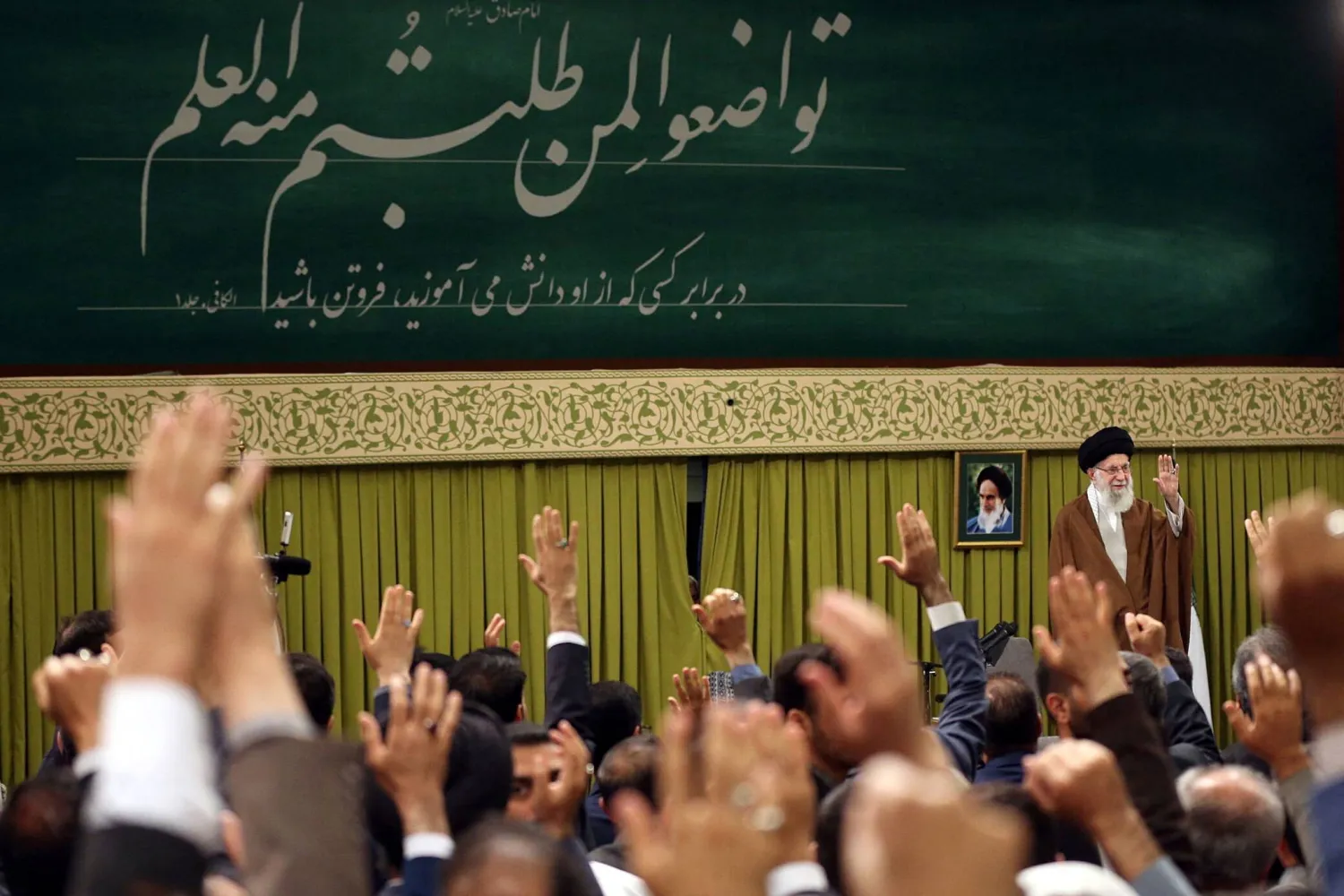 خامنئي يلوح لحشد من المعلمين في طهران في 1 مايو 2024 (رويترز)