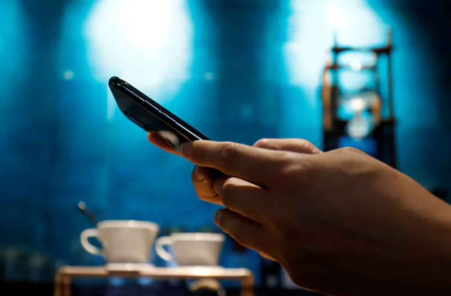 احذر فتح رسائل البريد الإلكتروني فور استيقاظك من النوم (رويترز)