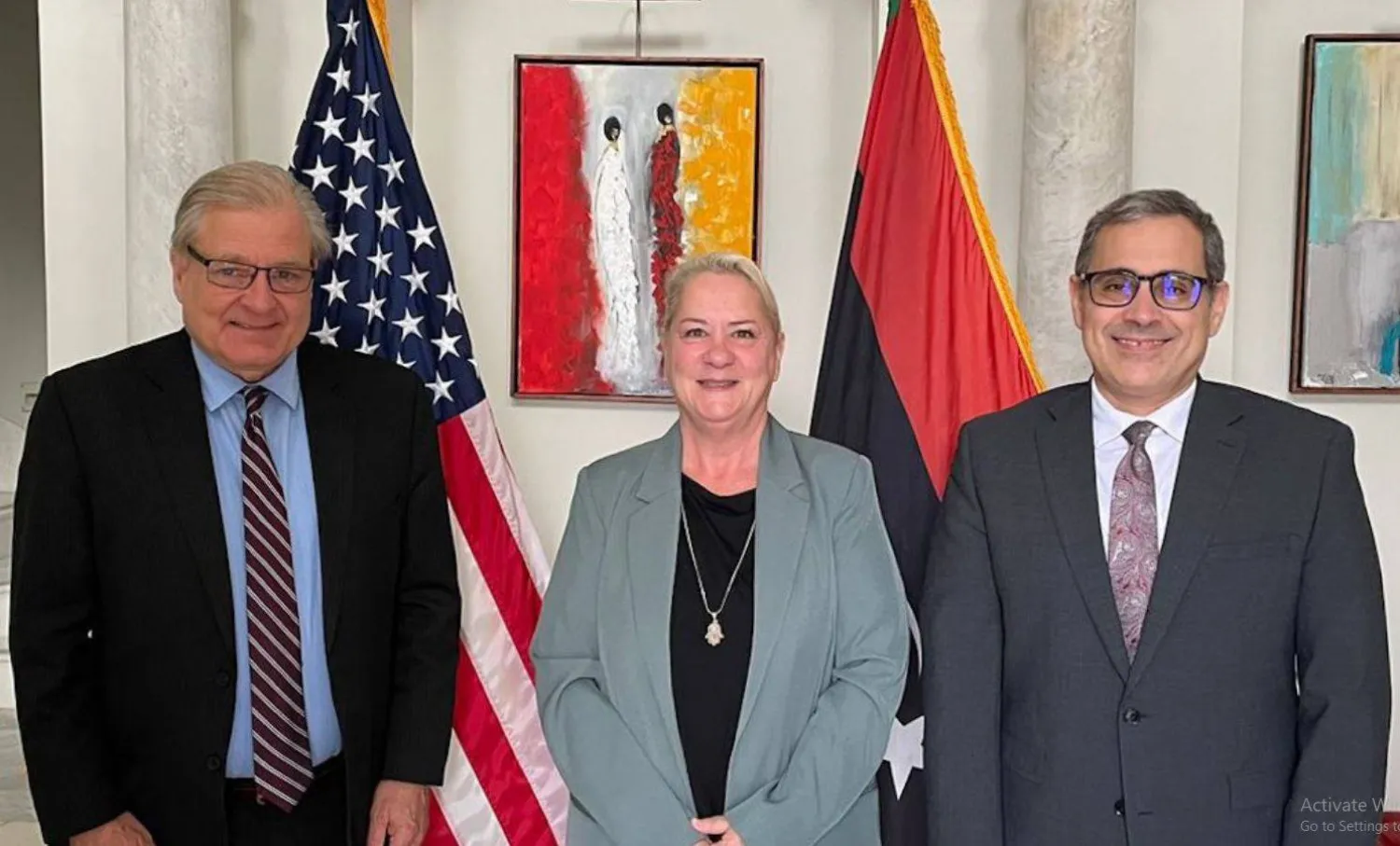 السفيرة الكندية لدى ليبيا تتوسط المبعوث الأميركي والقائم بأعمال السفارة (السفارة الأميركية)