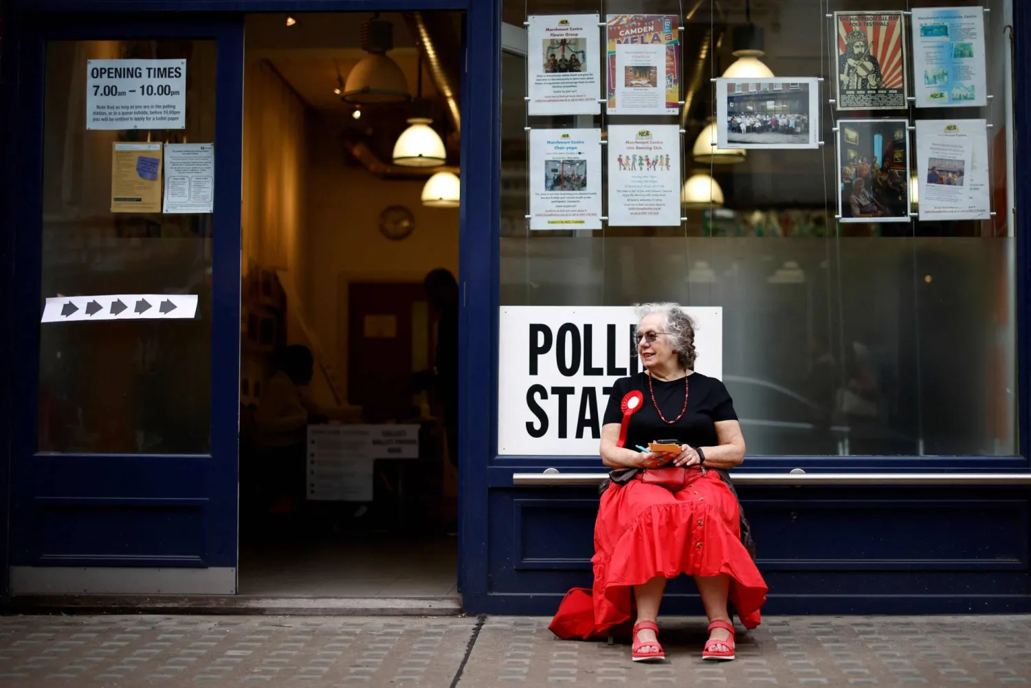 موظفة في حزب العمال خارج مكتب اقتراع بلندن (أ.ف.ب)