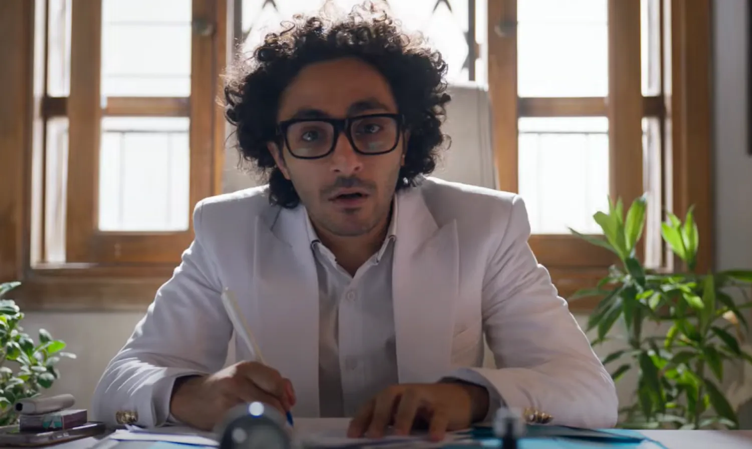 يضم «أسود ملون» مجموعة كبيرة من الممثلين الشباب (الشركة المنتجة)