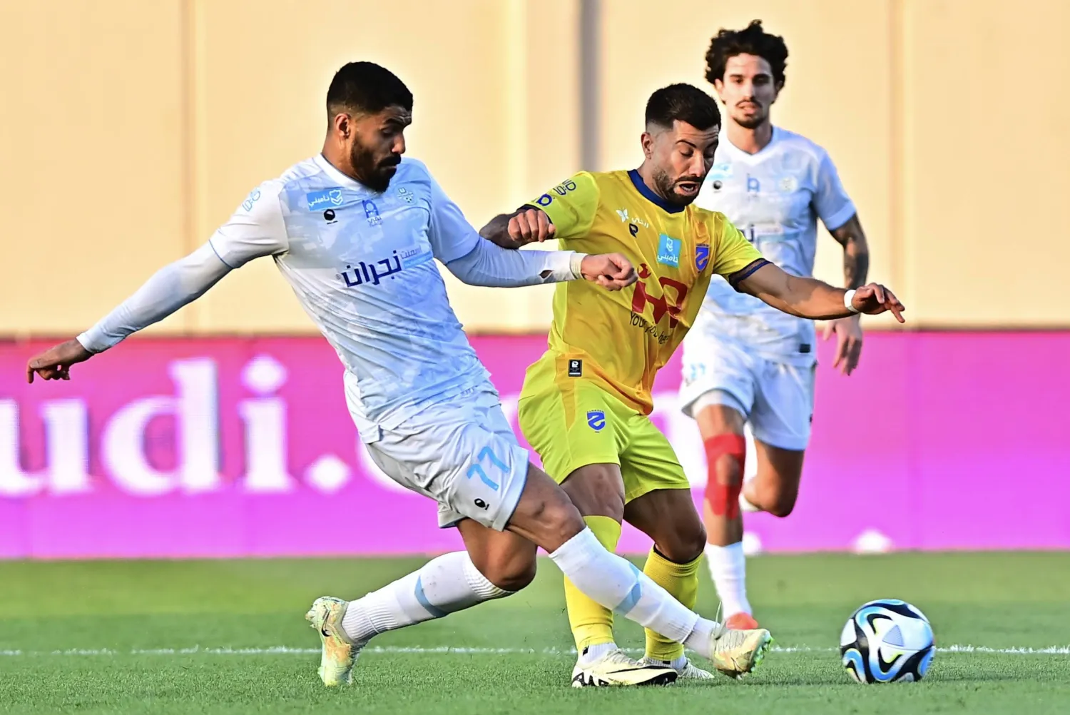 من المواجهة التي جمعت الحزم والأخدود وانتهت بالتعادل (الشرق الأوسط)