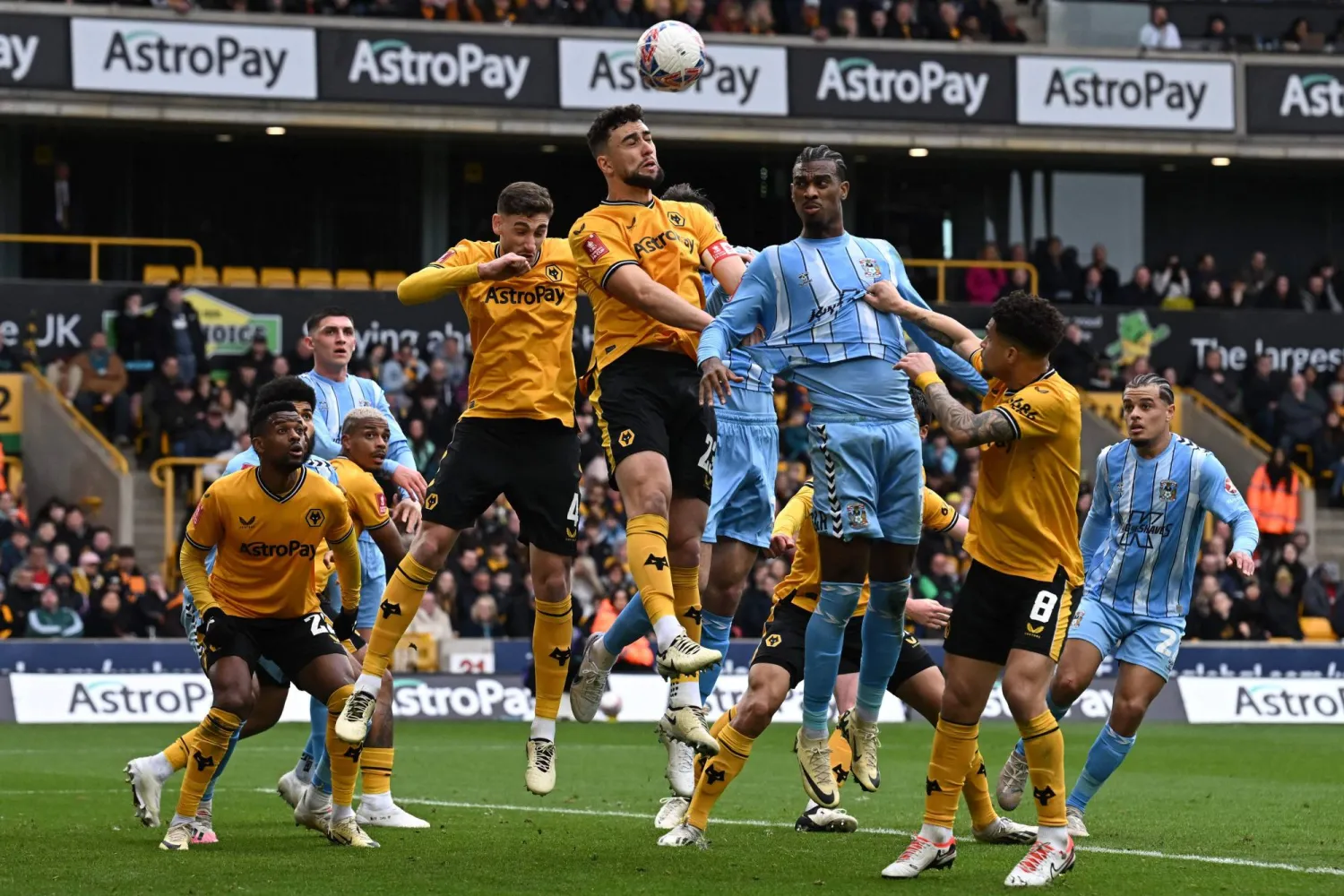 كيلمان (وسط) يشارك في الهجمات على الخصوم إضافة إلى مهامه الدفاعية (أ.ف.ب)