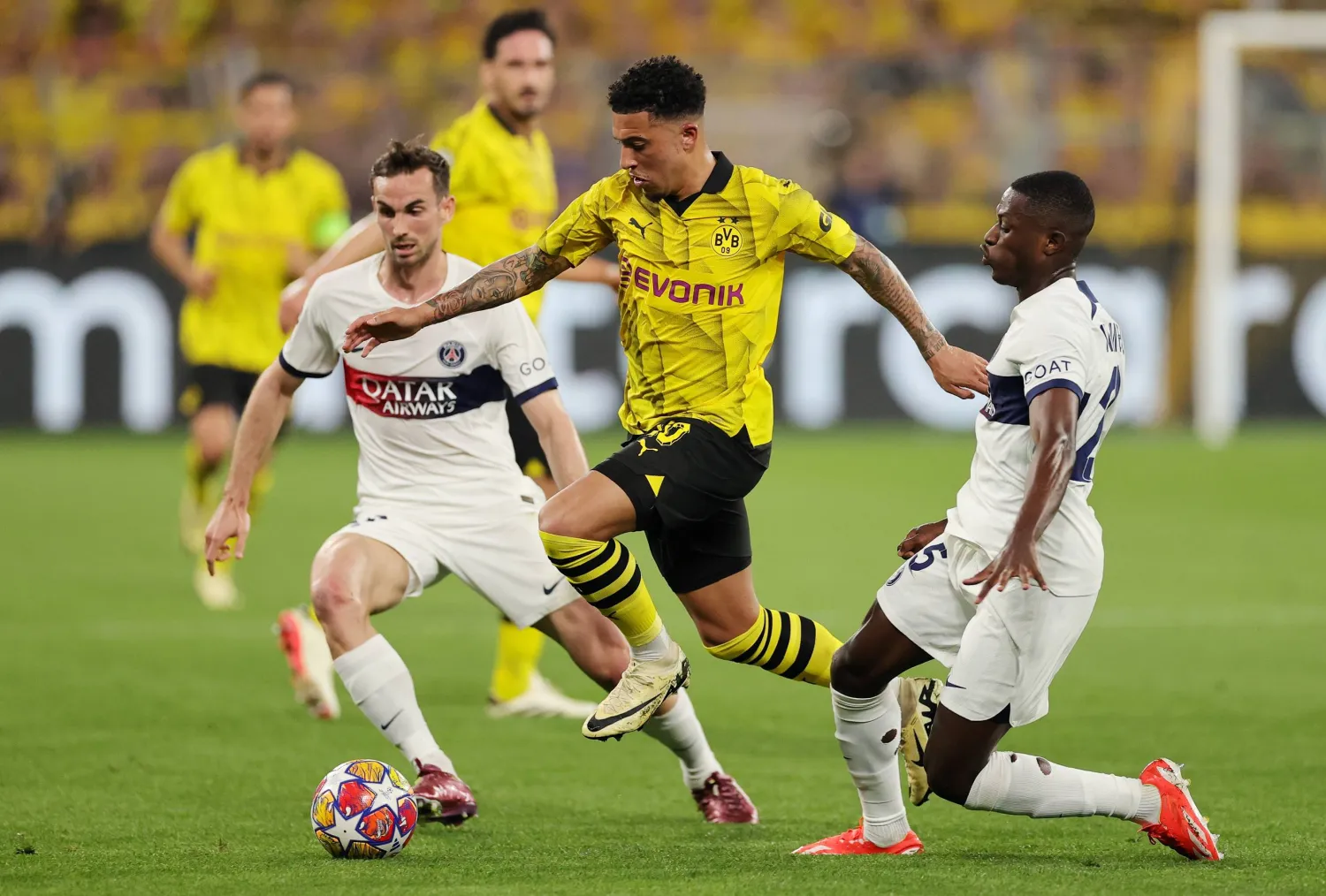 سانشو لاعب بروسيا دورتموند خلال أحد اختراقاته الفنية أثناء مواجهة باريس سان جيرمان بدوري الأبطال (إ.ب.أ)