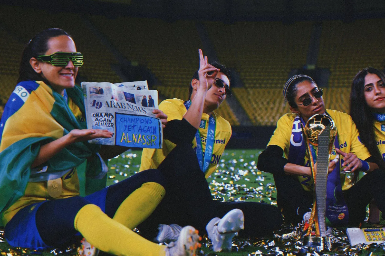 لاعبات النصر في أثناء احتفالهن بلقب الدوري السعودي (النصر)