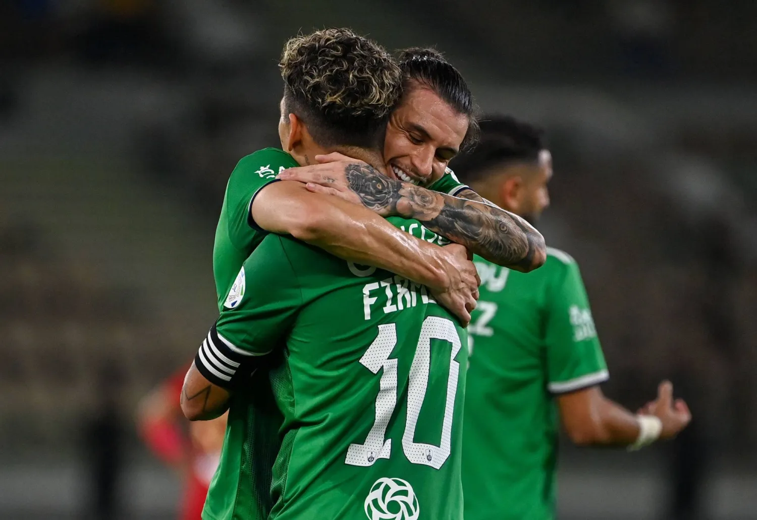 فيرمينو محتفلاً بهدفه في مرمى ضمك (تصوير: علي خمج)