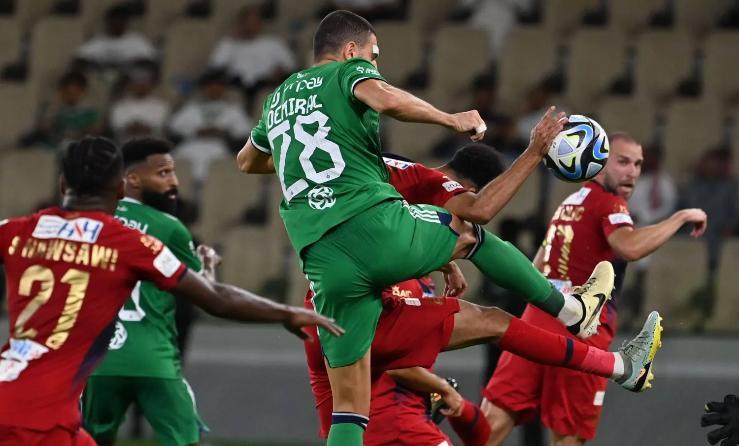 من المواجهة التي جمعت الأهلي وضمك في جدة (تصوير: علي خمج)