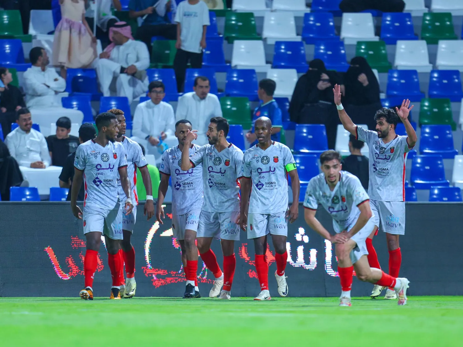 لاعبو الرياض يحتفلون بهدف التعادل أمام الفتح (الدوري السعودي)