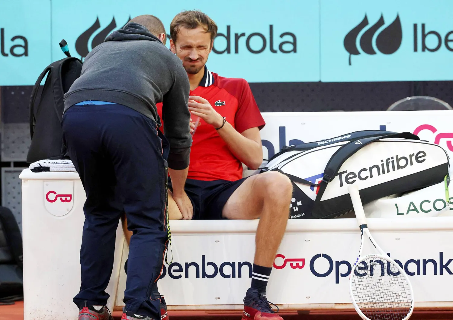 ميدفيديف متأثراً بإصابته أثناء تلقيه الإسعافات الأولية (أ.ف.ب)